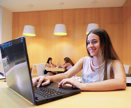 Persona con notebook sonriendo