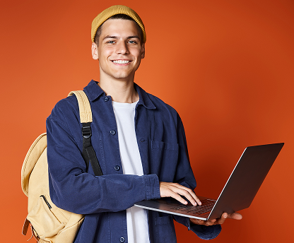Persona sonriendo con notebook