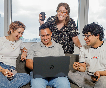 Personas usando una laptop