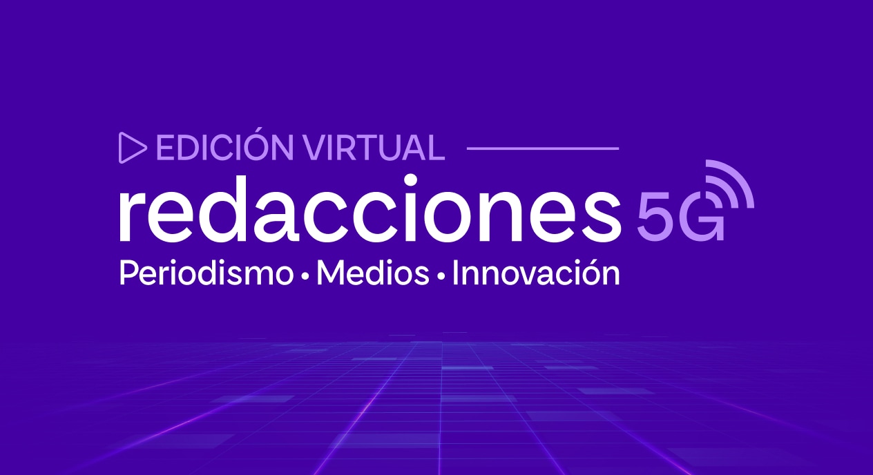 Personas reunidas colocando una prótisis de mano hecha en 3D.