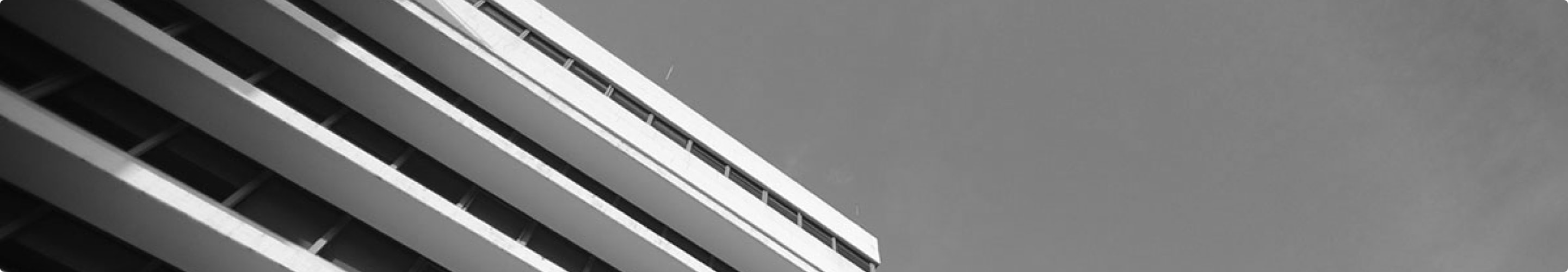 Vista al cielo con algunos edificios.